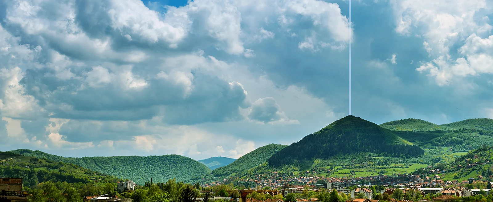 Die Bosnische Sonnenpyramide bei Visoko mit dem Energiestrahl über der Spitze